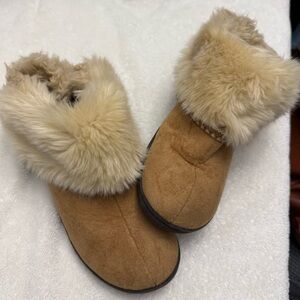 Isotoner Size 7.5/8  Tan Fur-Lined Women's Slippers NWOB